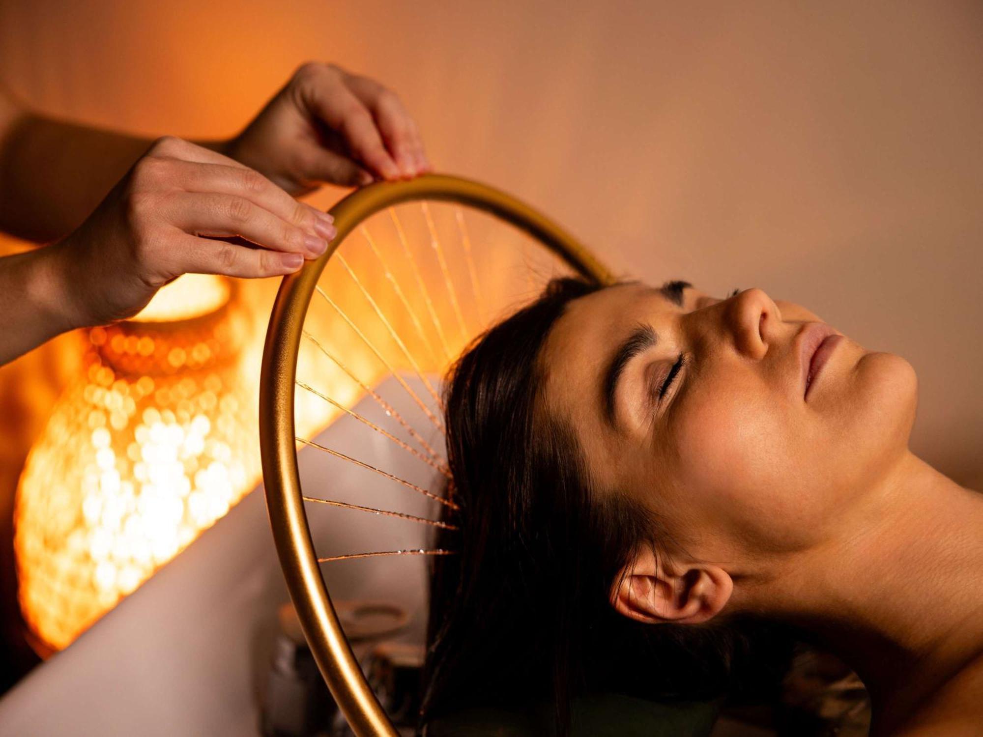 Rezydent Sopot Mgallery Hotel Collection Luaran gambar A woman receiving a facial